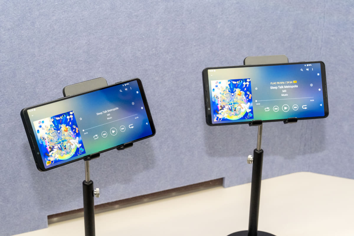 Xperia 1 VII(左)、Xperia 1 VIII(右)