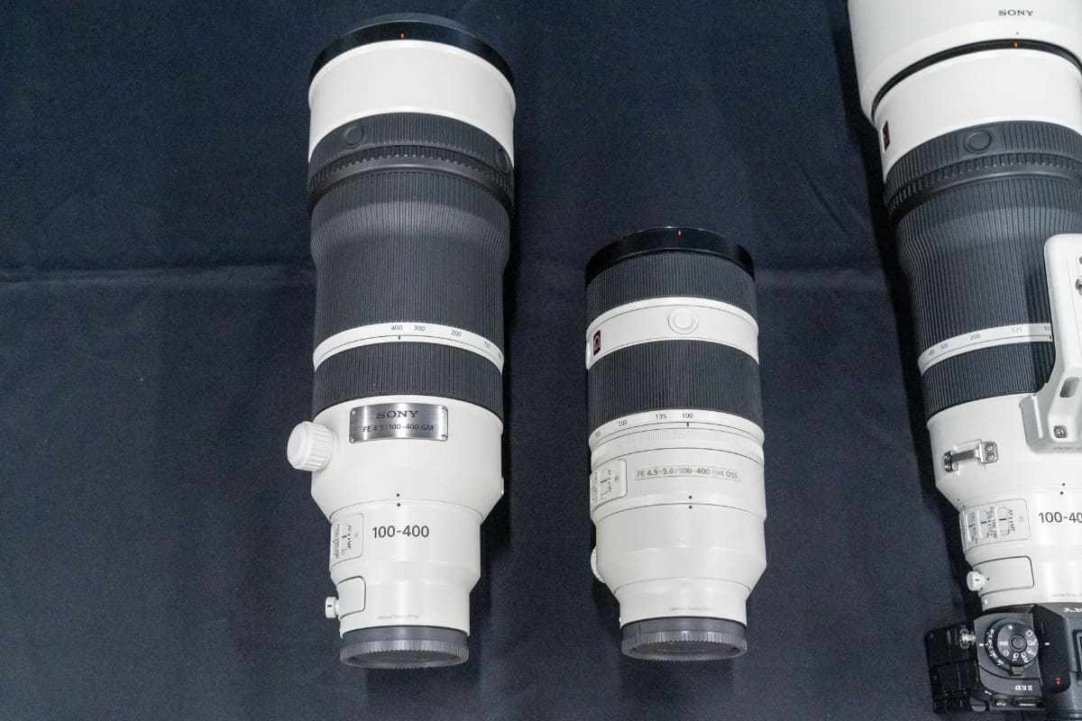 FE 100-400mm F4.5 GM OSS(左)とFE 100-400mm F4.5-5.6 GM OSS(右)。F値が4.5通しになったほか、インナーズーム設計で大型化している