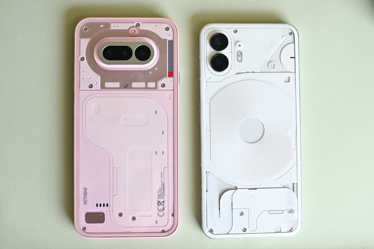 左がPhone (4a)、右がPhone (2)