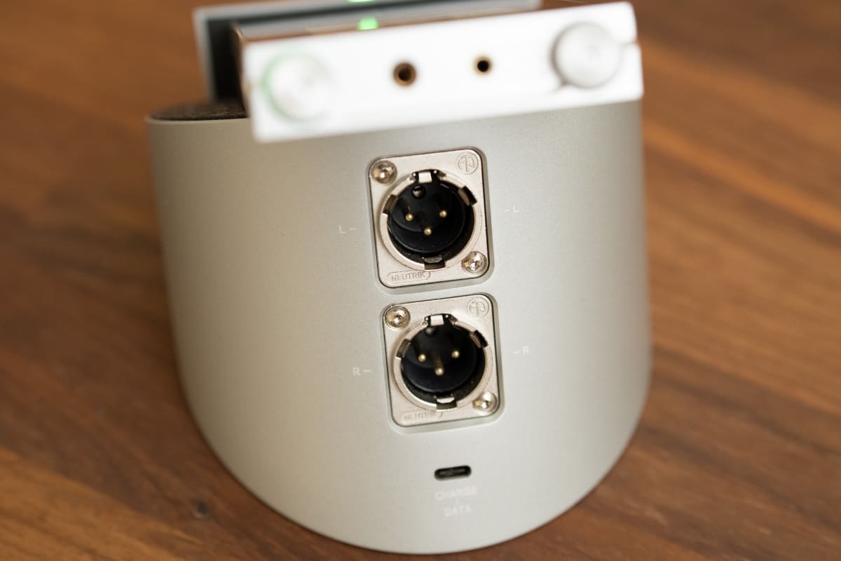 XLR出力を備えたドッキング型クレードル「AK CRADLE」と組み合わせられる