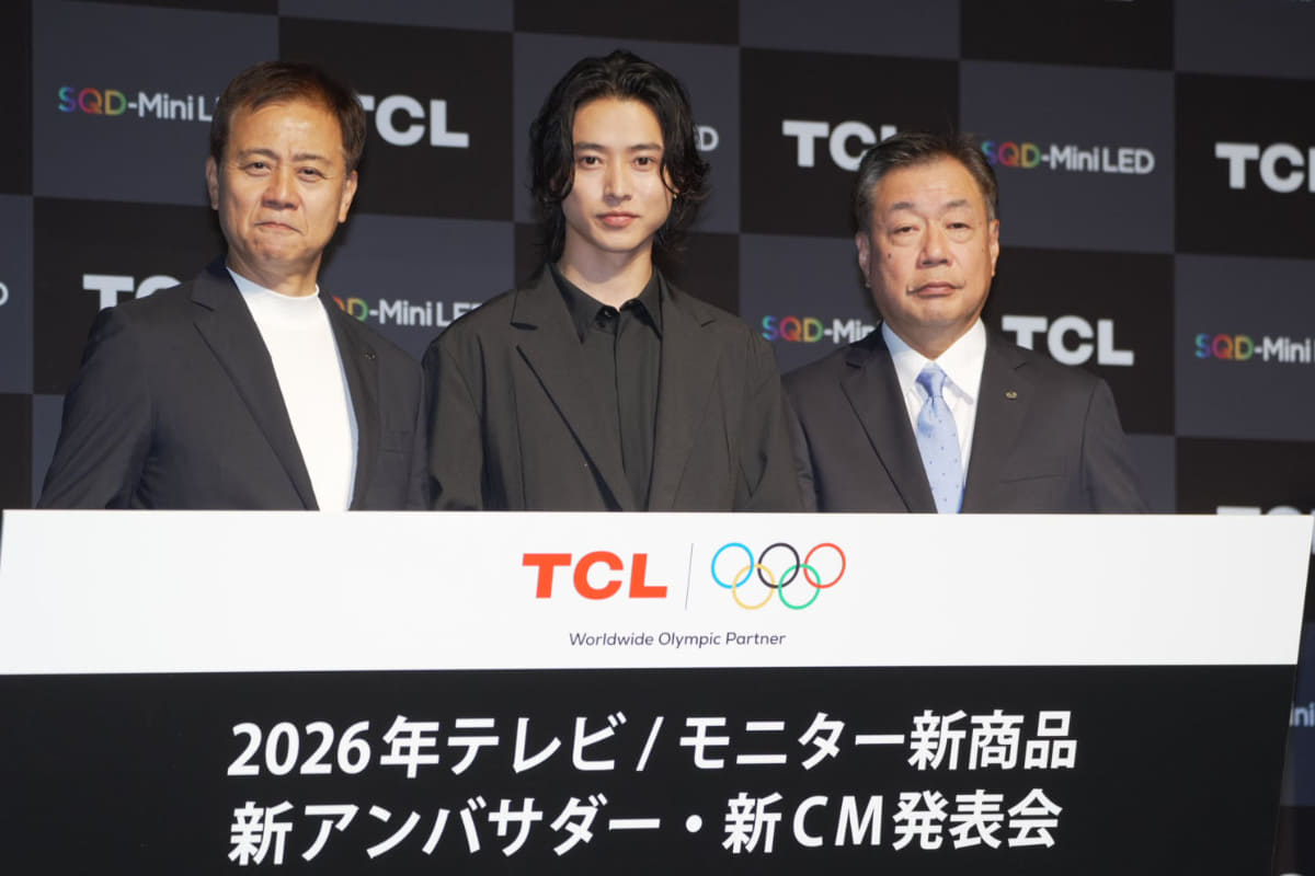 写真左から、TCL JAPAN ELECTRONICS マーケティング戦略本部 本部長 久保田篤氏、山﨑賢人氏、TCL JAPAN ELECTRONICS 副社長 西山隆信氏