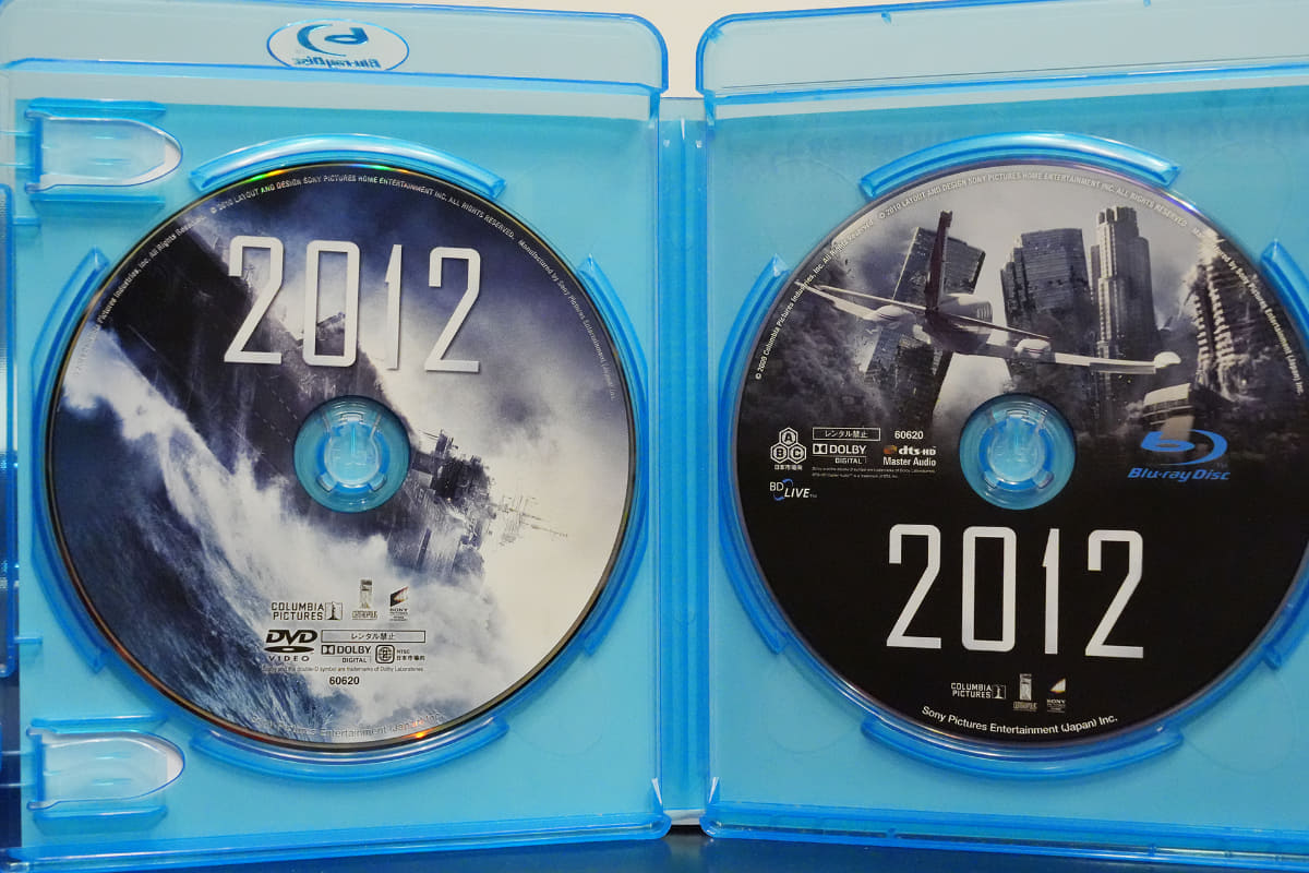 ローランド・エメリッヒ監督の「2012」。DVDとBDがセットになっている