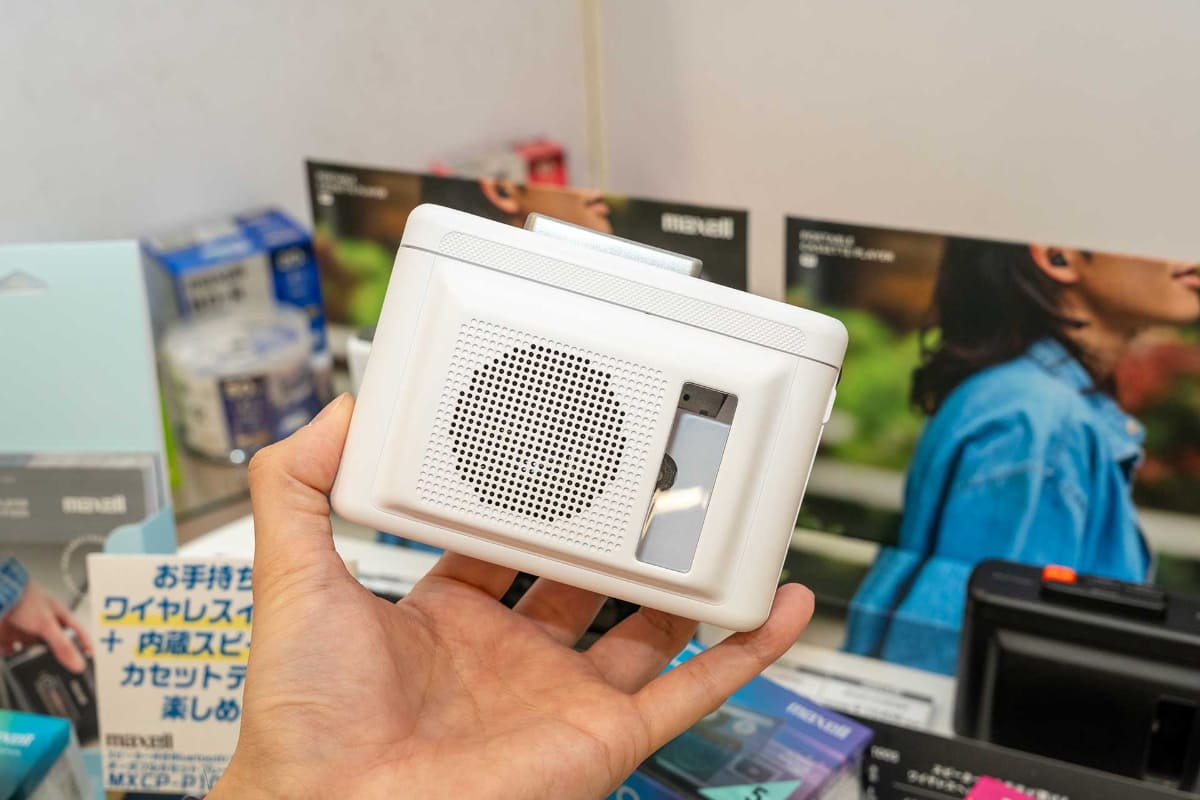 マクセルブランドのカセットテープ、カセットプレーヤーなども展示