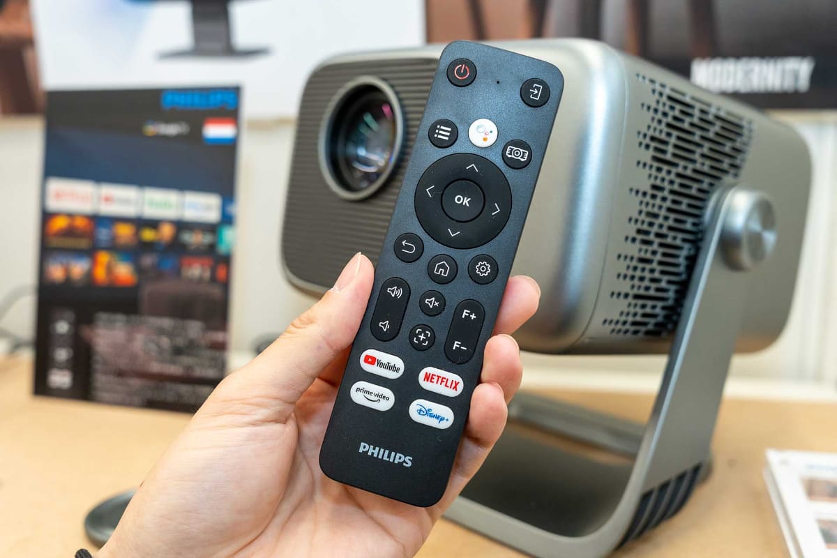 付属リモコンにはYouTube、Netflix用ボタンも