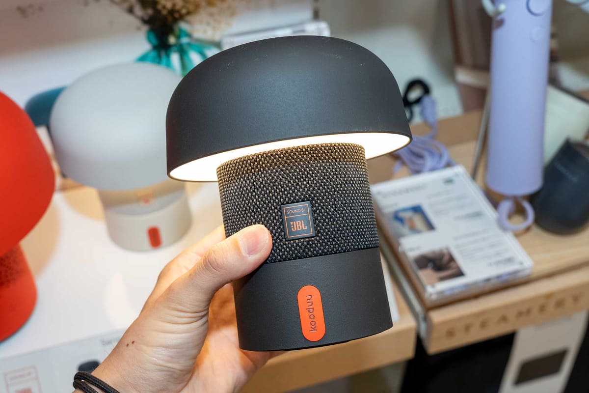 本体前面には“SOUND BY JBL”のロゴがあしらわれる