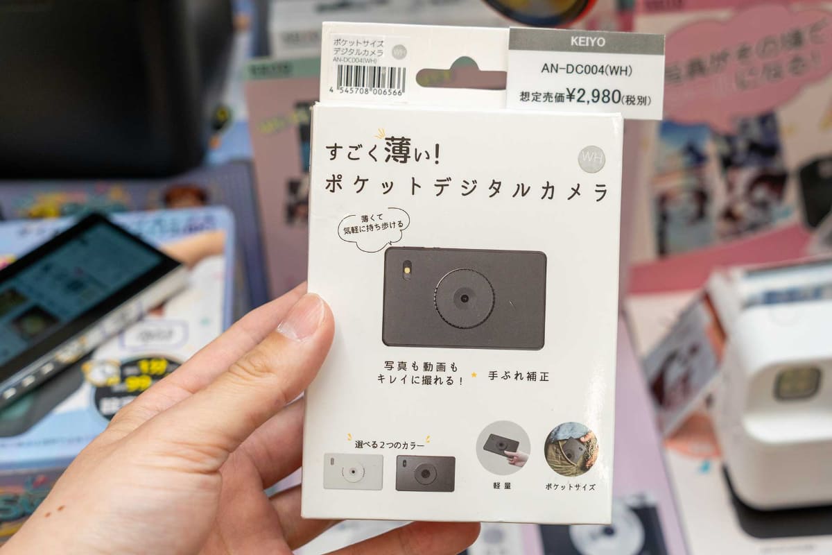 人気のコンパクトデジタルカメラやトイカメラの姿も