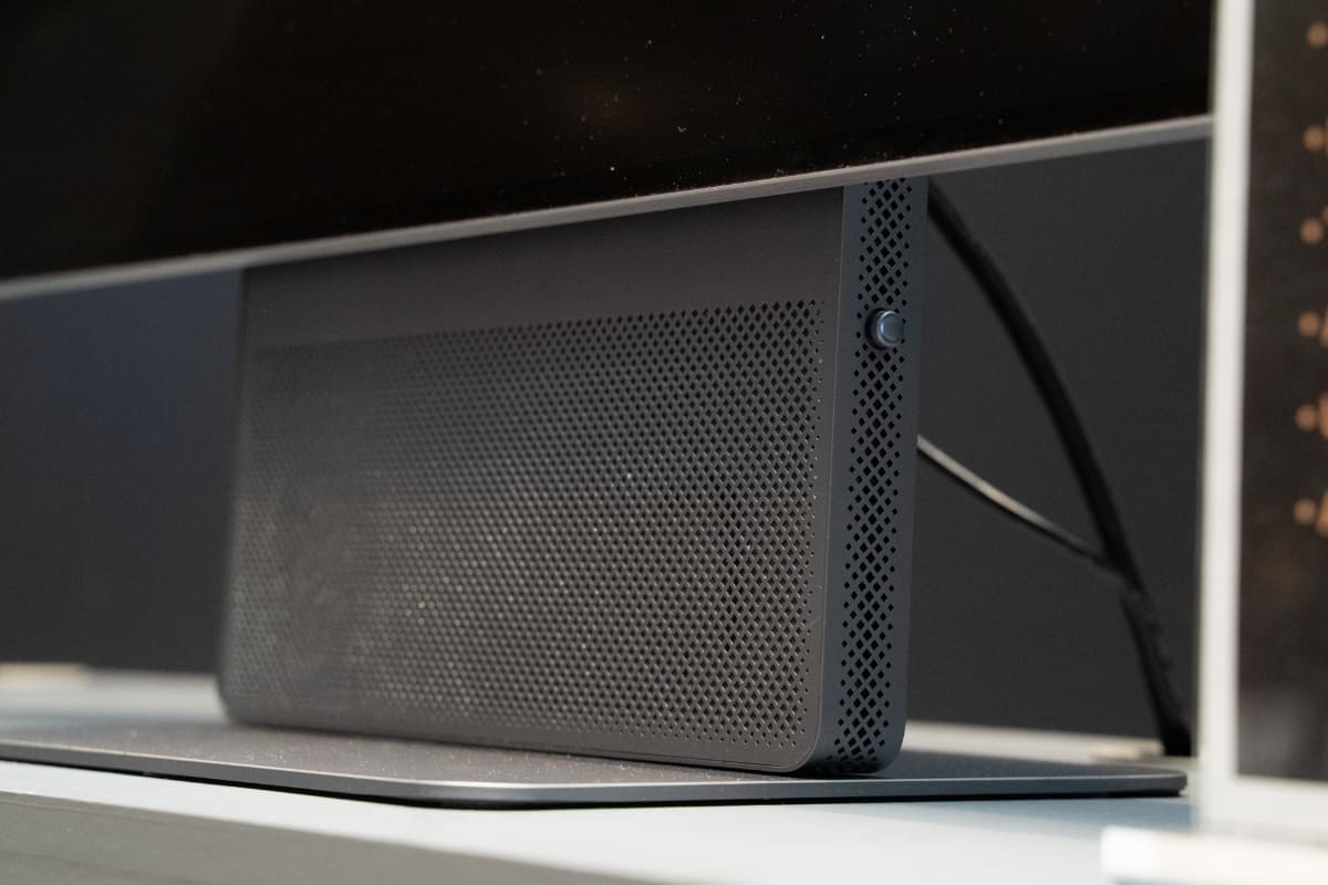 スタンド部分にBANG & OLUFSEN監修の一体型フロントスピーカーを搭載