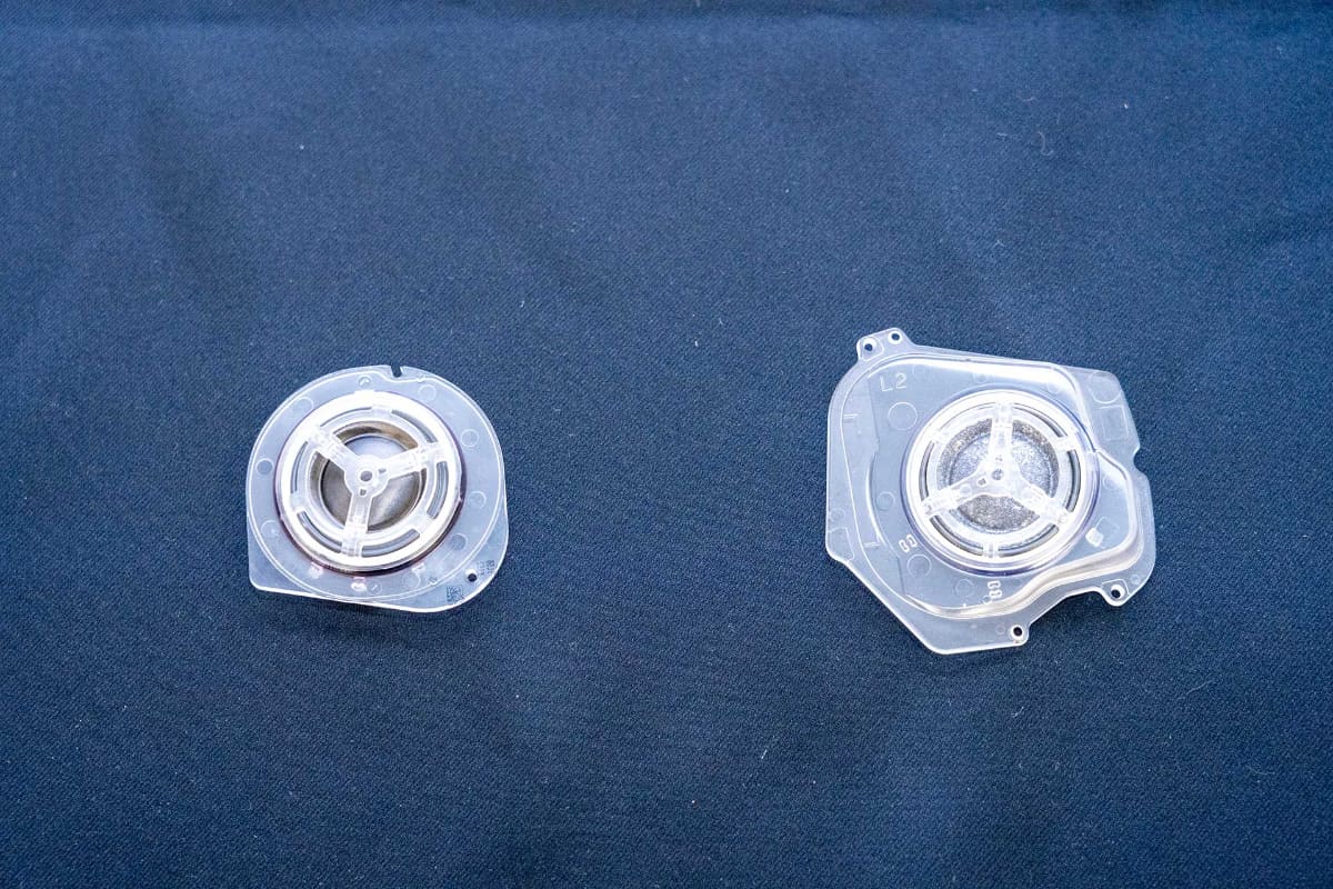 左が「1000X THE COLLEXION」、右が「WH-1000XM6」のドライバーユニット