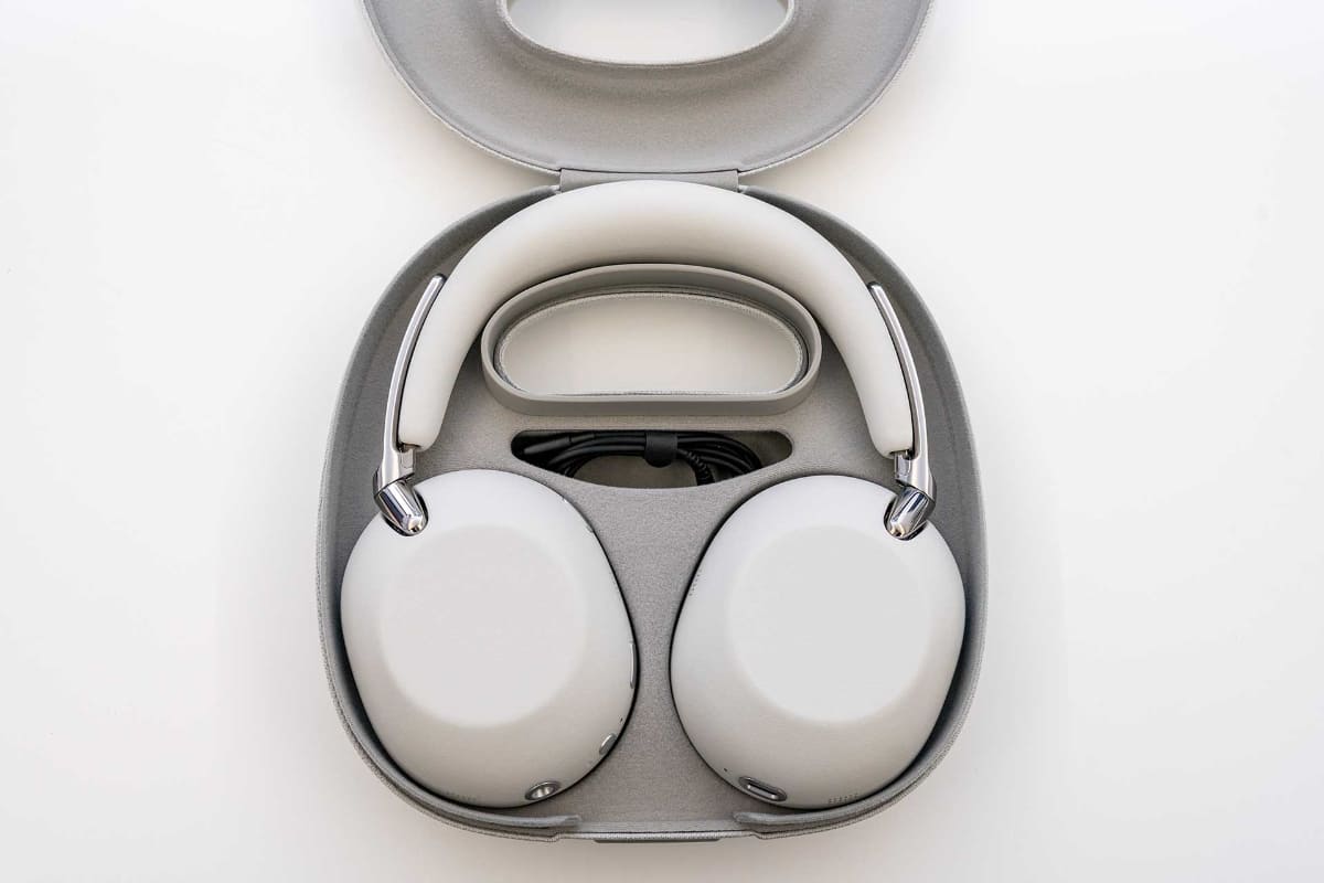 左が「1000X THE COLLEXION」、右が「WH-1000XM6」のケース。なお、両モデルのケースに互換性はない