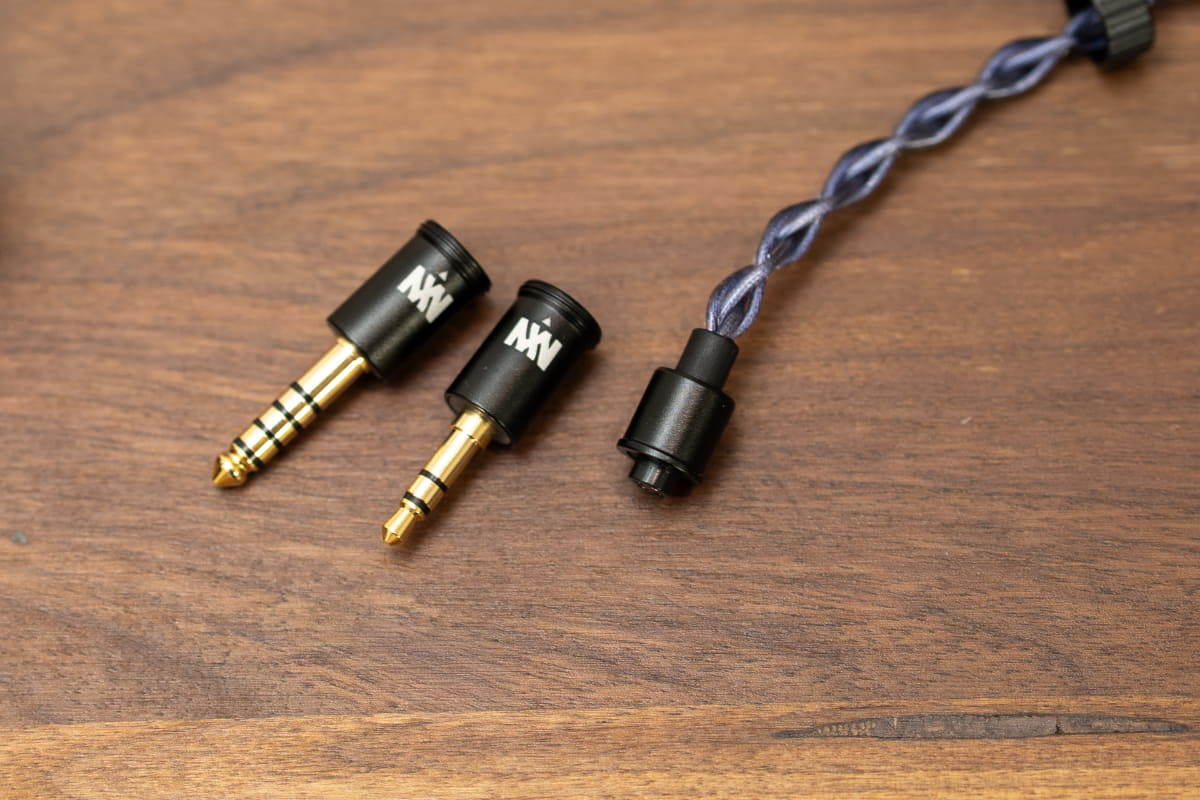 入力プラグは3.5mmと4.4mmの交換式