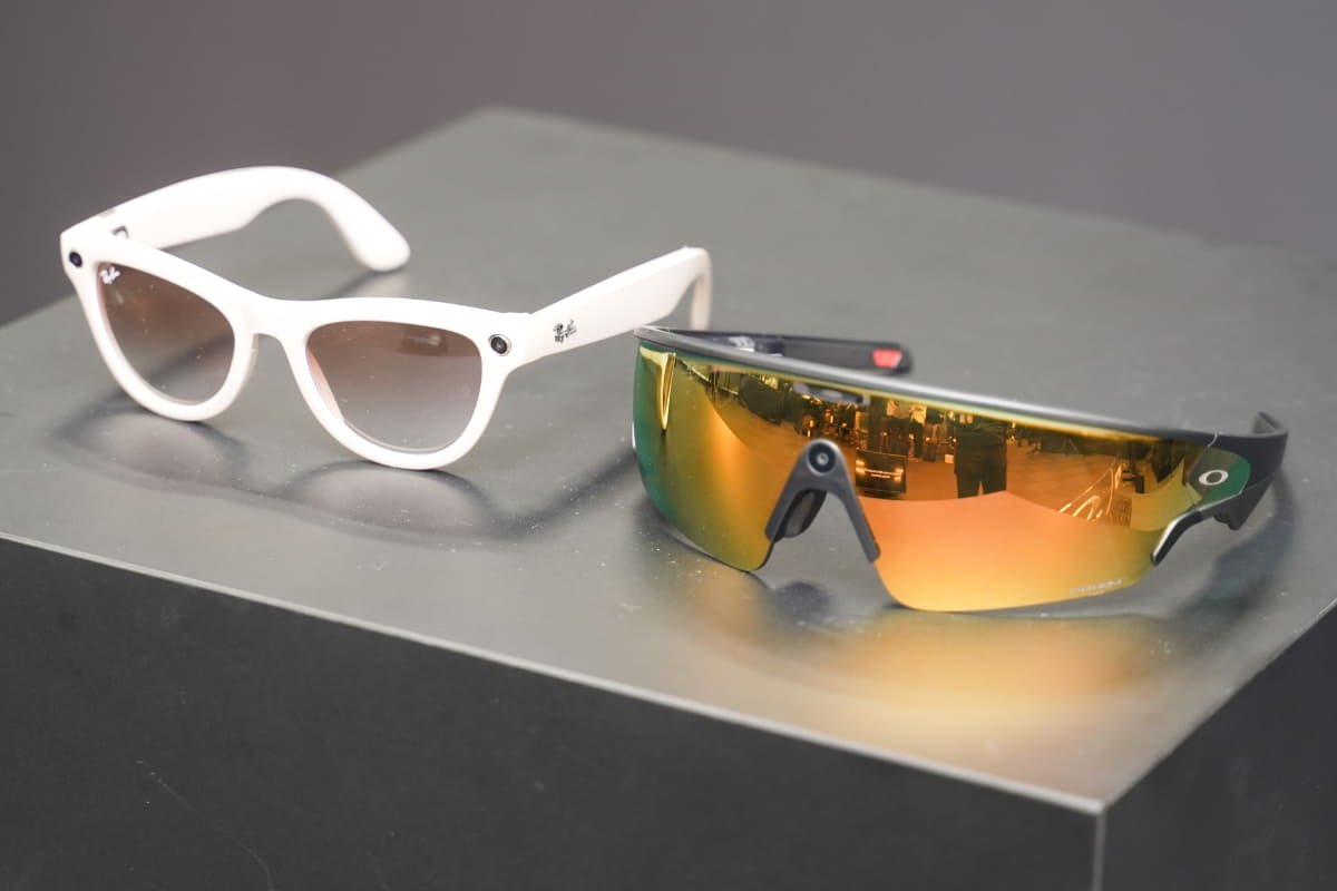 左から「Ray-Ban Meta」と「Oakley Meta」