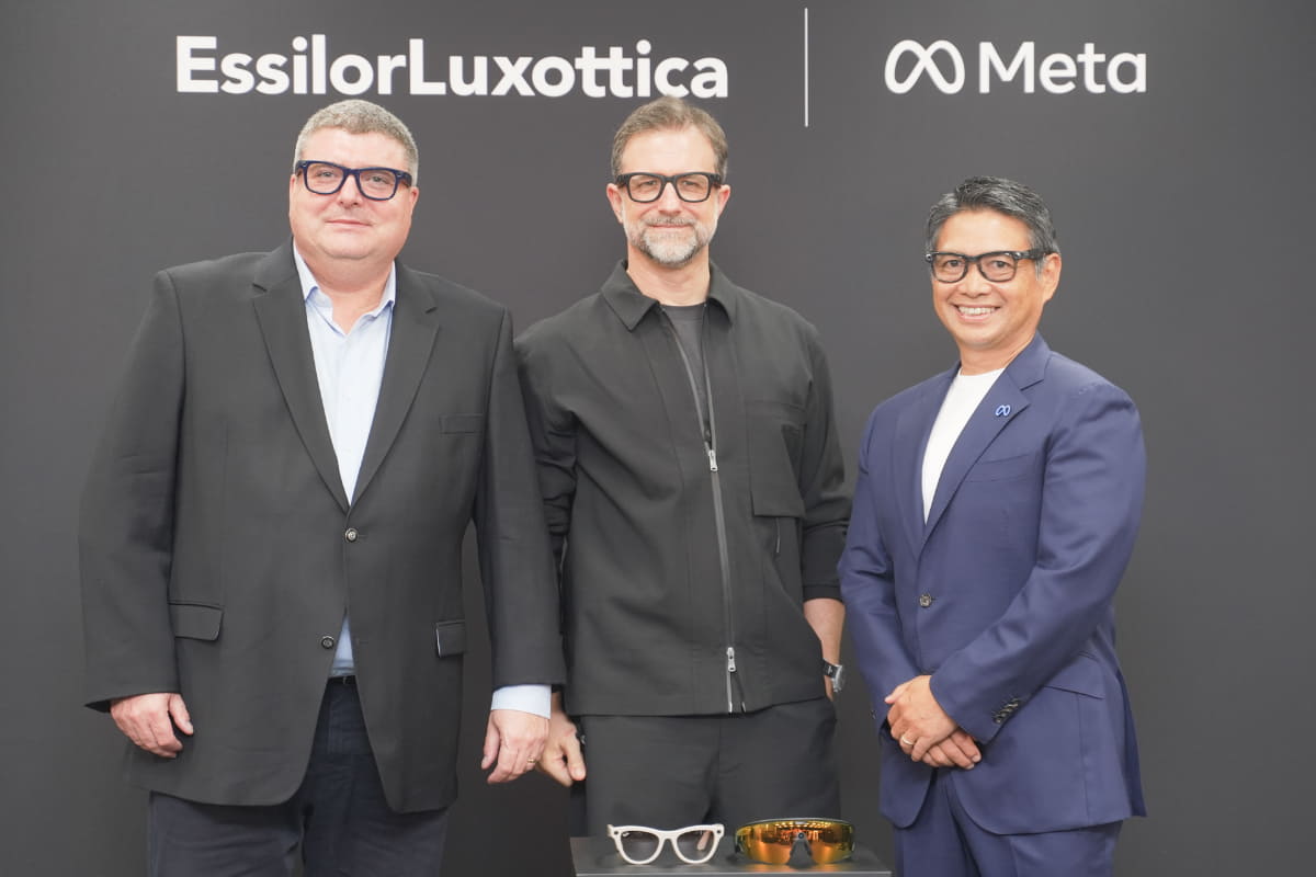 左からEssilorLuxotticaのオリヴィエ・シュパンSenior Vice President SEAK & Japan。EssilorLuxotticaのChief Design Officerマッテオ・バティストン氏、Meta日本法人Facebook Japan代表取締役の味澤将宏氏