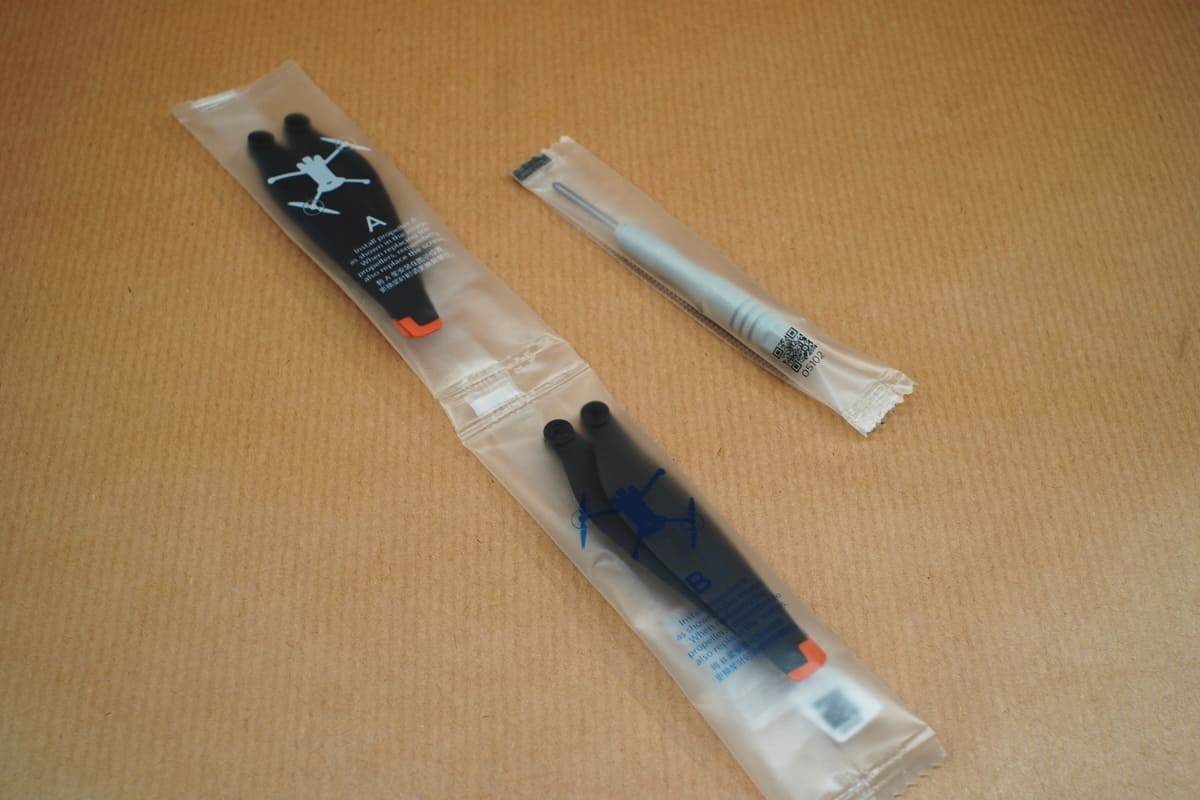 スペアのプロペラと交換用ドライバ