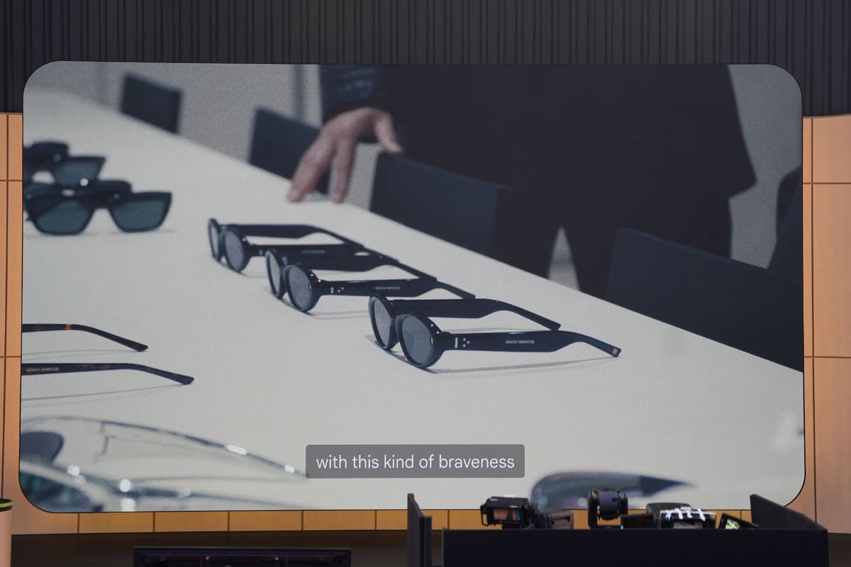 韓国のアイウェアブランド「GENTLE MONST ER」「WARBY PARKER」とコラボ。製造はSamsungが行なう