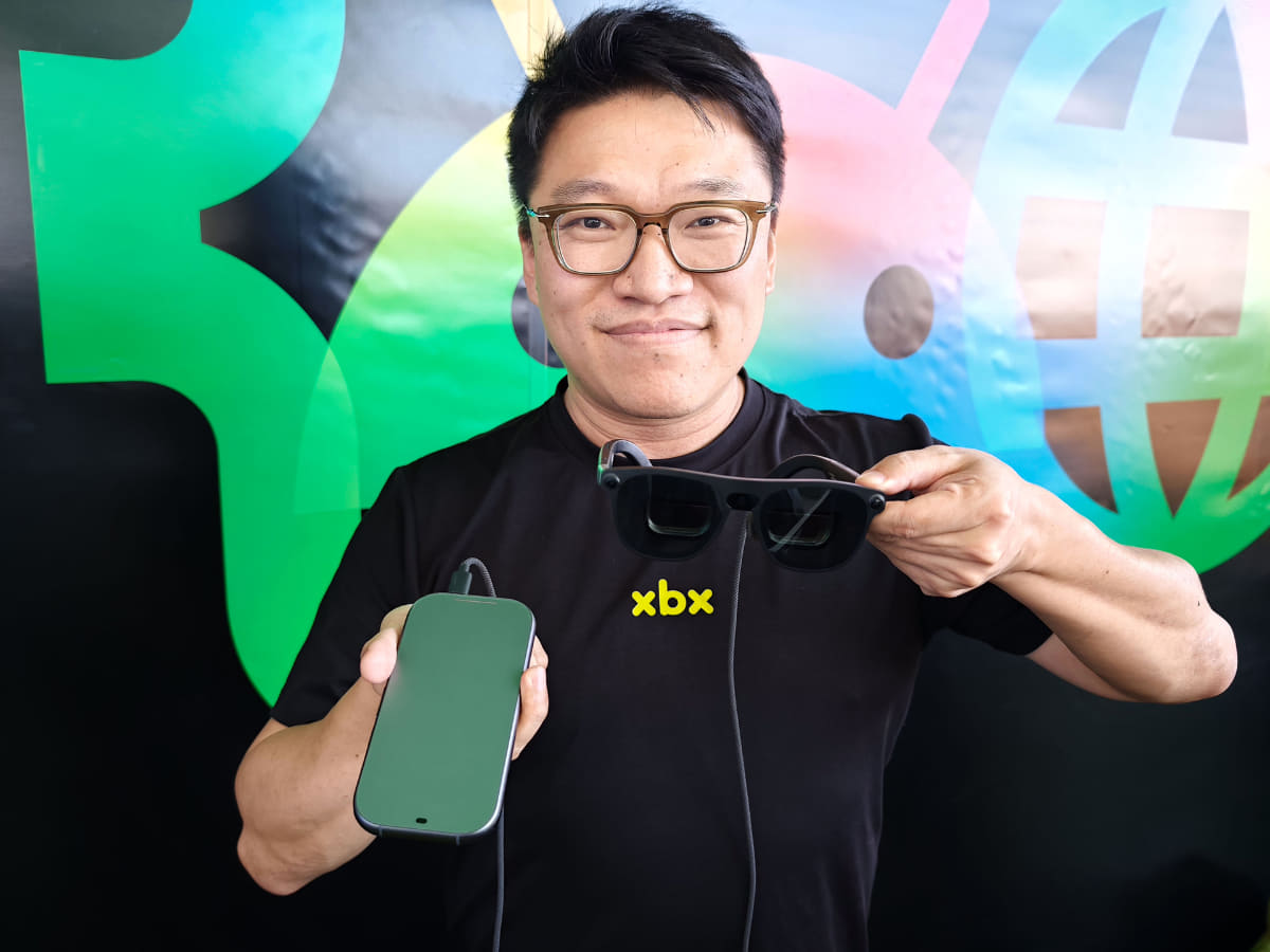 XREALのシュー・チーCEO。持っているのは「Project Aura」実機