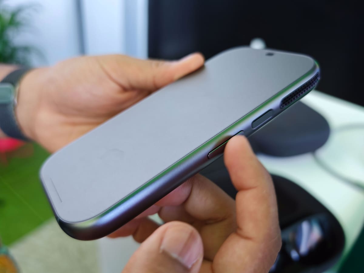 Computing Puck。少し小さいスマホくらいの大きさで、ディスプレイはない。グラス部とつなぐので当然