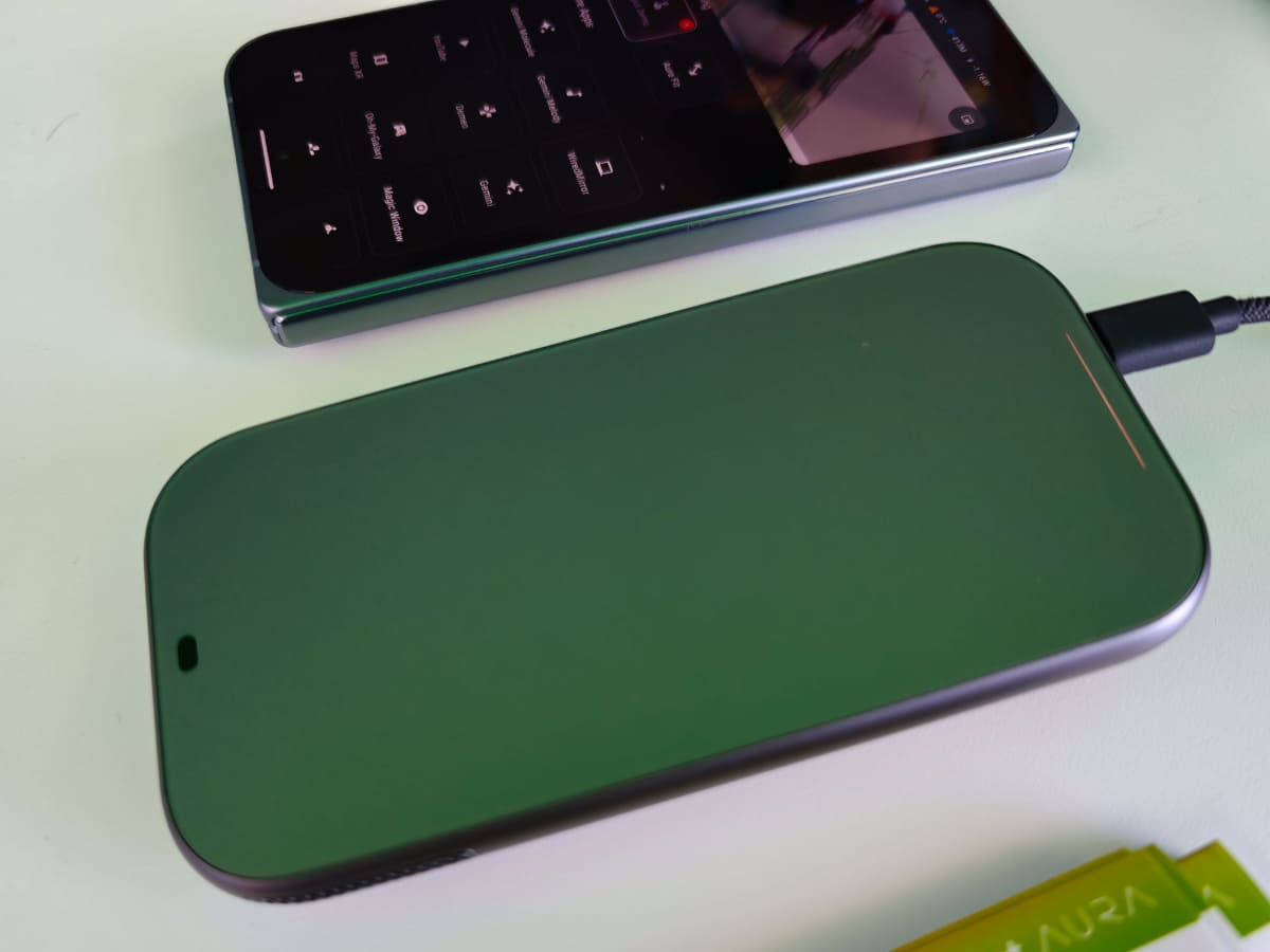 Computing Puck。少し小さいスマホくらいの大きさで、ディスプレイはない。グラス部とつなぐので当然