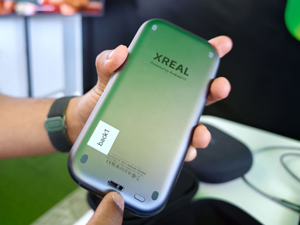 Computing Puck。少し小さいスマホくらいの大きさで、ディスプレイはない。グラス部とつなぐので当然