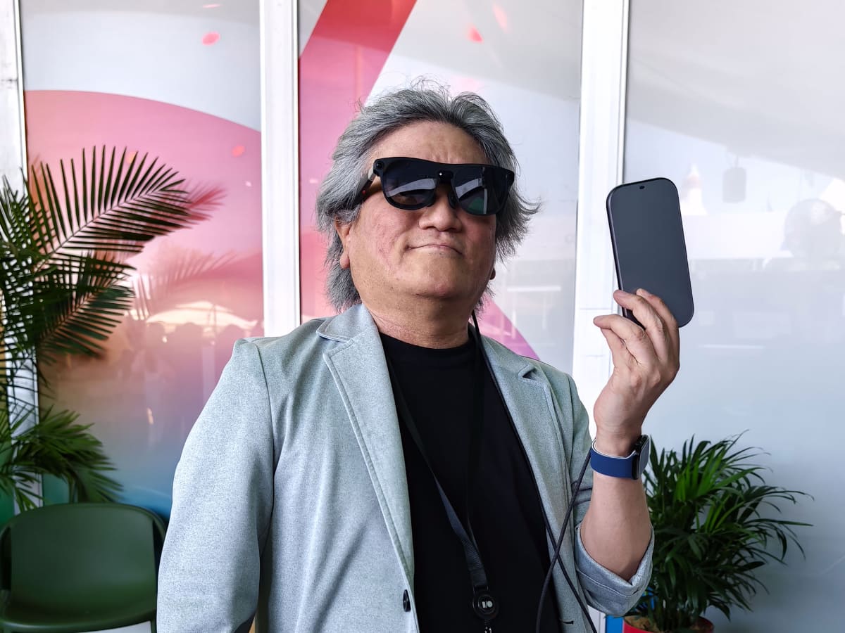 実機を体験する筆者。グラス部のサイズはこれまでとあまり変わらず。手にしているのがComputing Puck