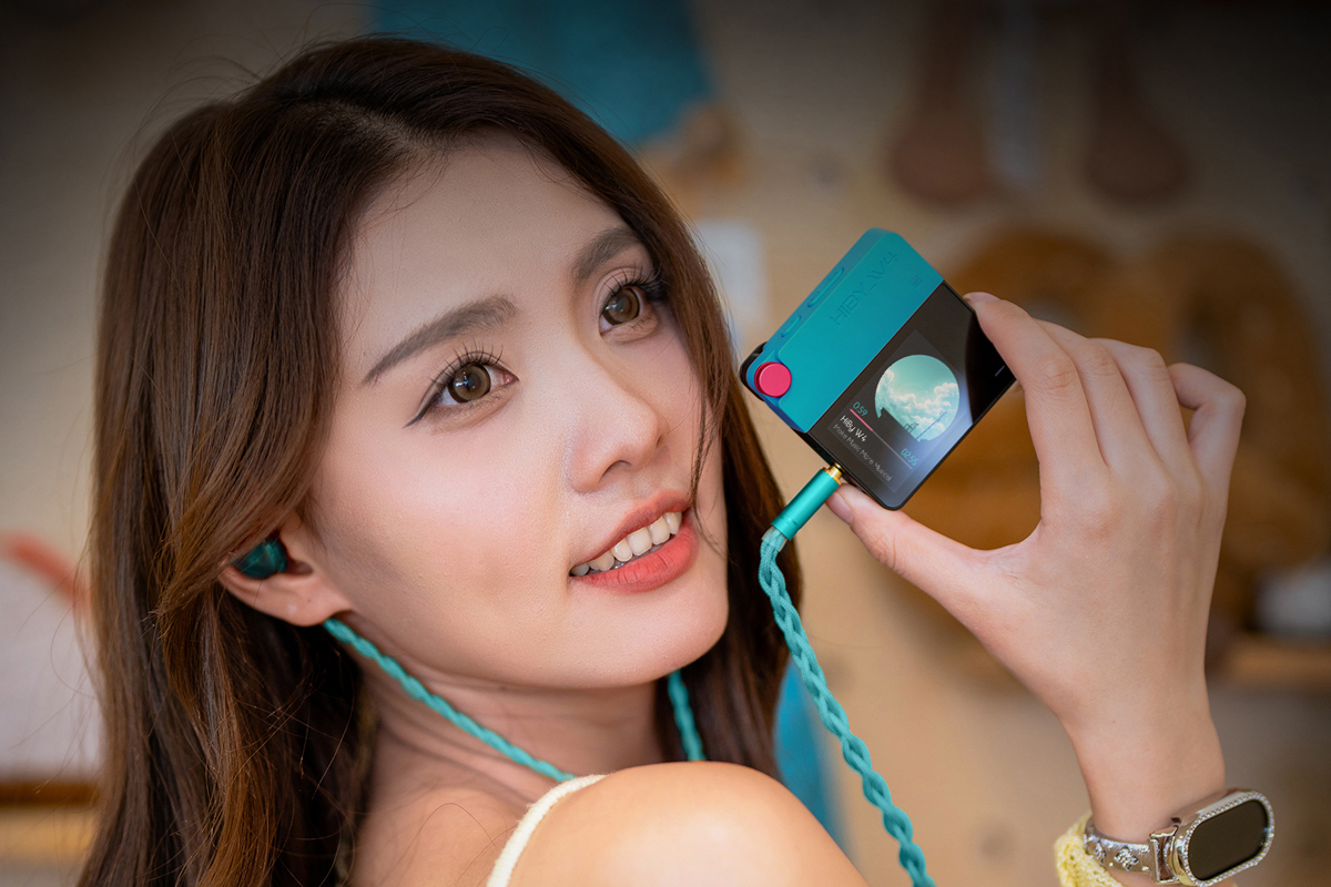 W4 Cyan