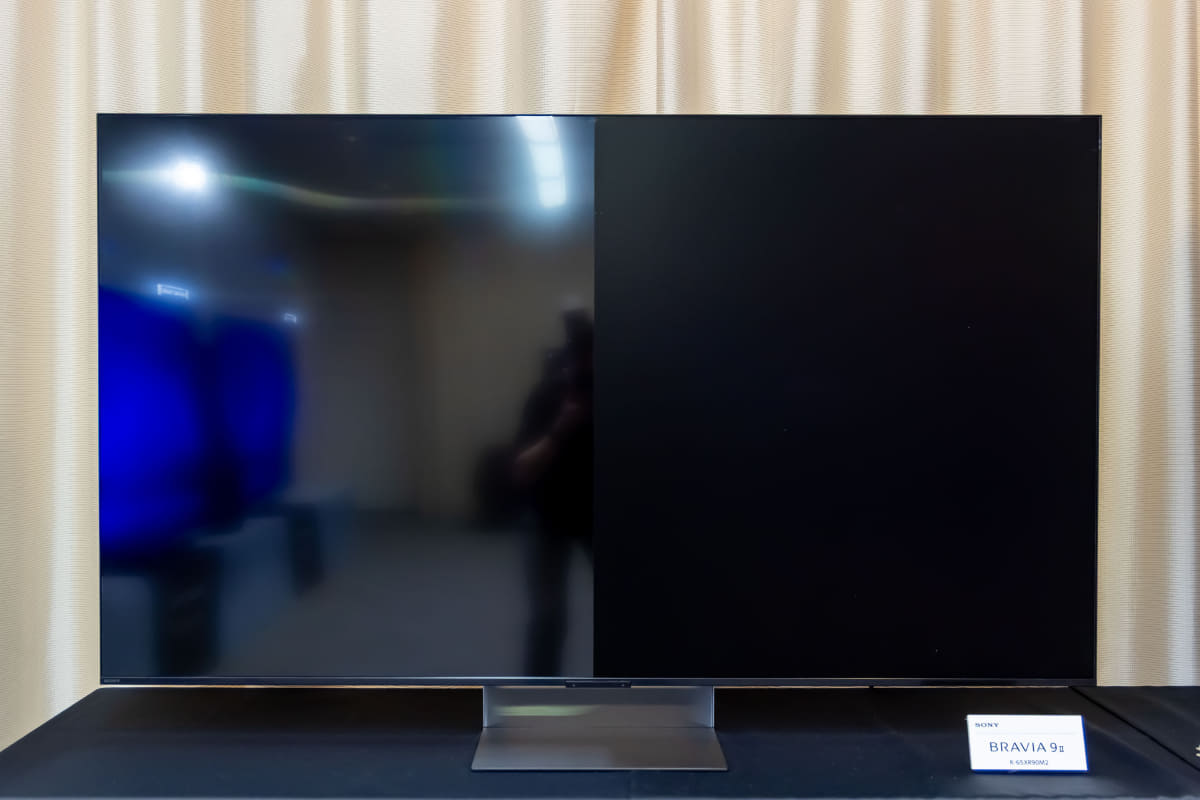 「モスアイ」など低反射を謳う技術はこれまでもあったが、Immersive Black Screen Proは、それらの見え方と比べても、驚くほど映り込みが抑えられている
