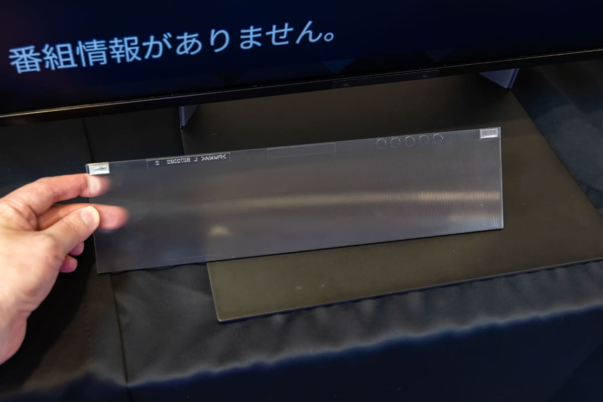 レンチキュラーを採り入れた透明パネル