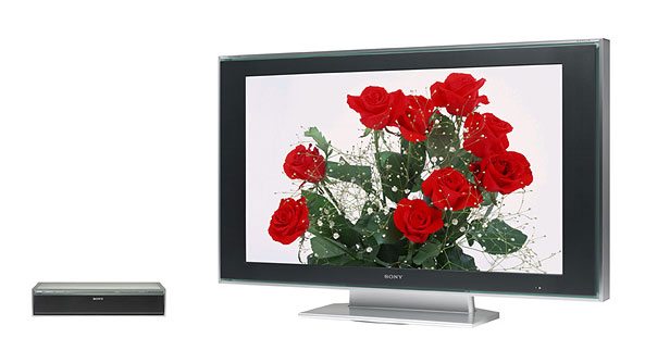(大型の)RGB LEDバックライトを搭載した、2004年発売の液晶テレビ“QUALIA 005(KDX-46Q005)”