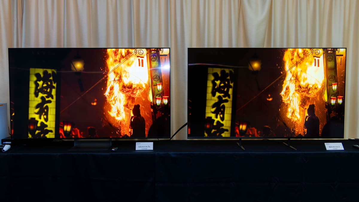 前機種「BRAVIA 7」(左)と、新機種「BRAVIA 7 II」の比較