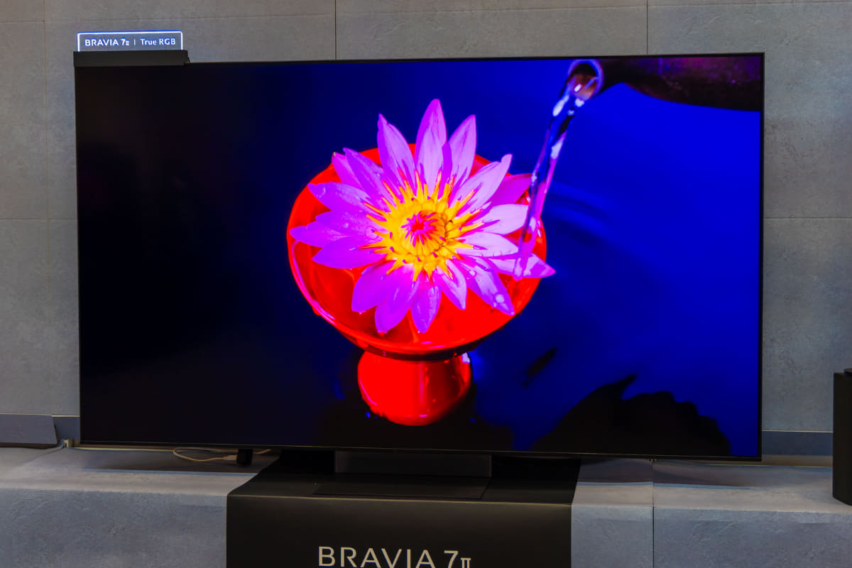 前機種「BRAVIA 7」(左)と、新機種「BRAVIA 7 II」の比較
