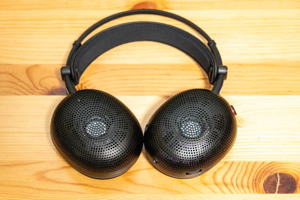 「グラデーショナルホールデザイン」を採用したイヤーカップ