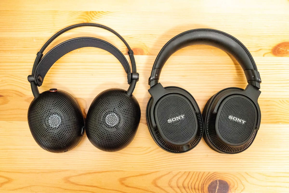 右がベースとなったモニターヘッドフォン「MDR-MV1」
