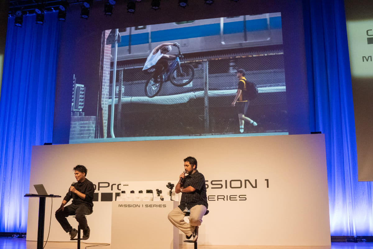 バイクのシーン。あらかじめ所定の位置に望遠レンズを装着したMISSION 1 PRO ILSを置いてフォーカスを決めた上で撮影している