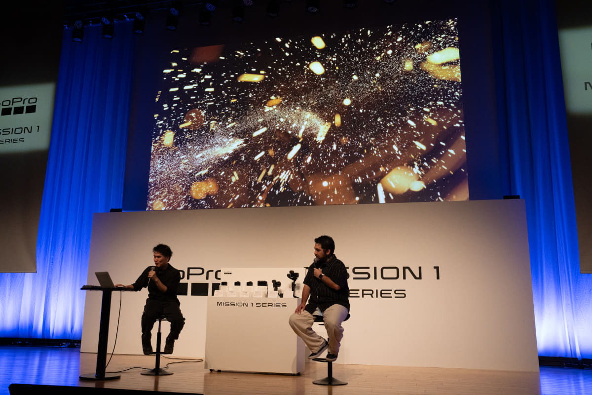 降り注ぐ火花の中にむき出しのMISSION 1 PROを突っ込んで撮影