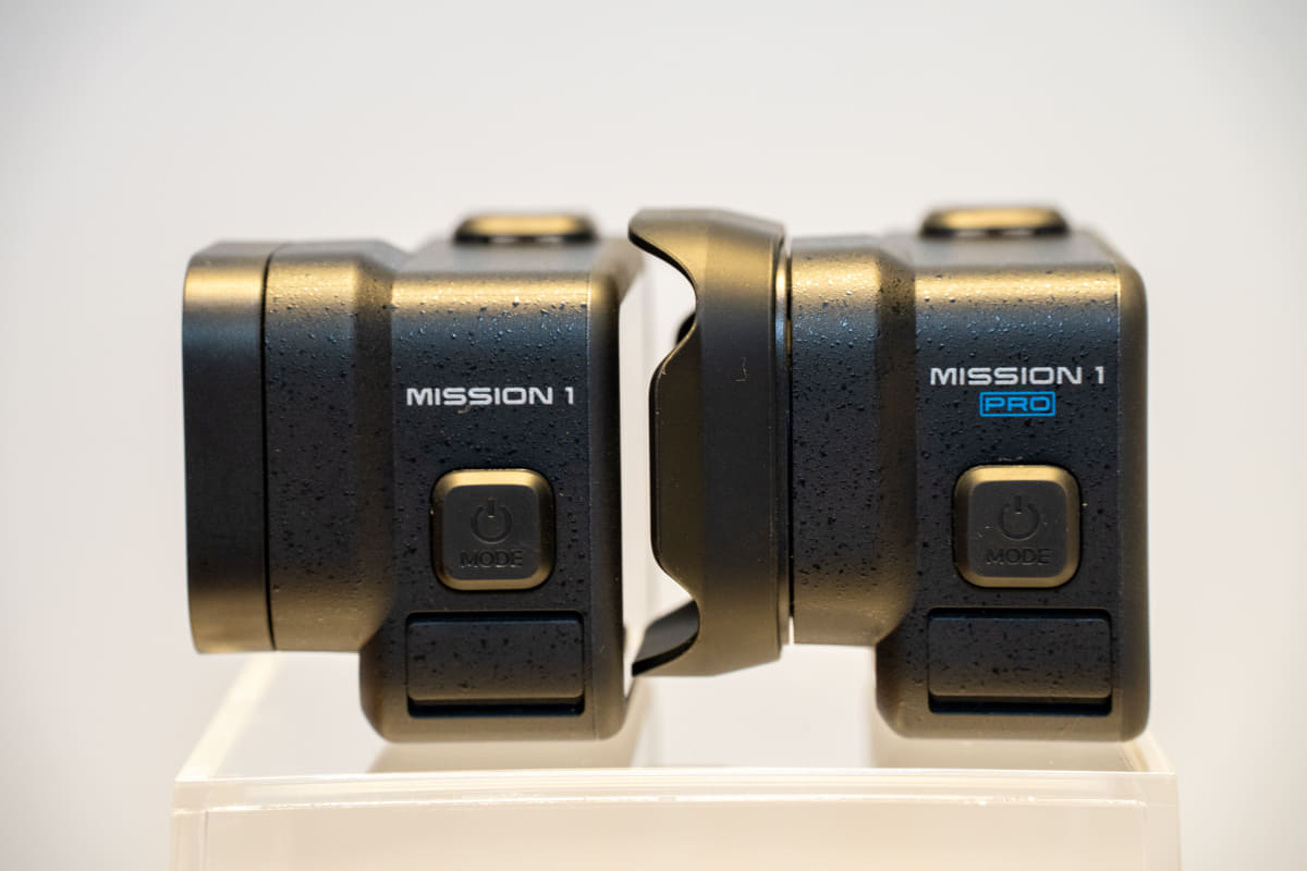 MISSION 1とMISSION 1 PROの外観の違いは側面のロゴのみ。レンズフードはどちらのモデルでも装着できる