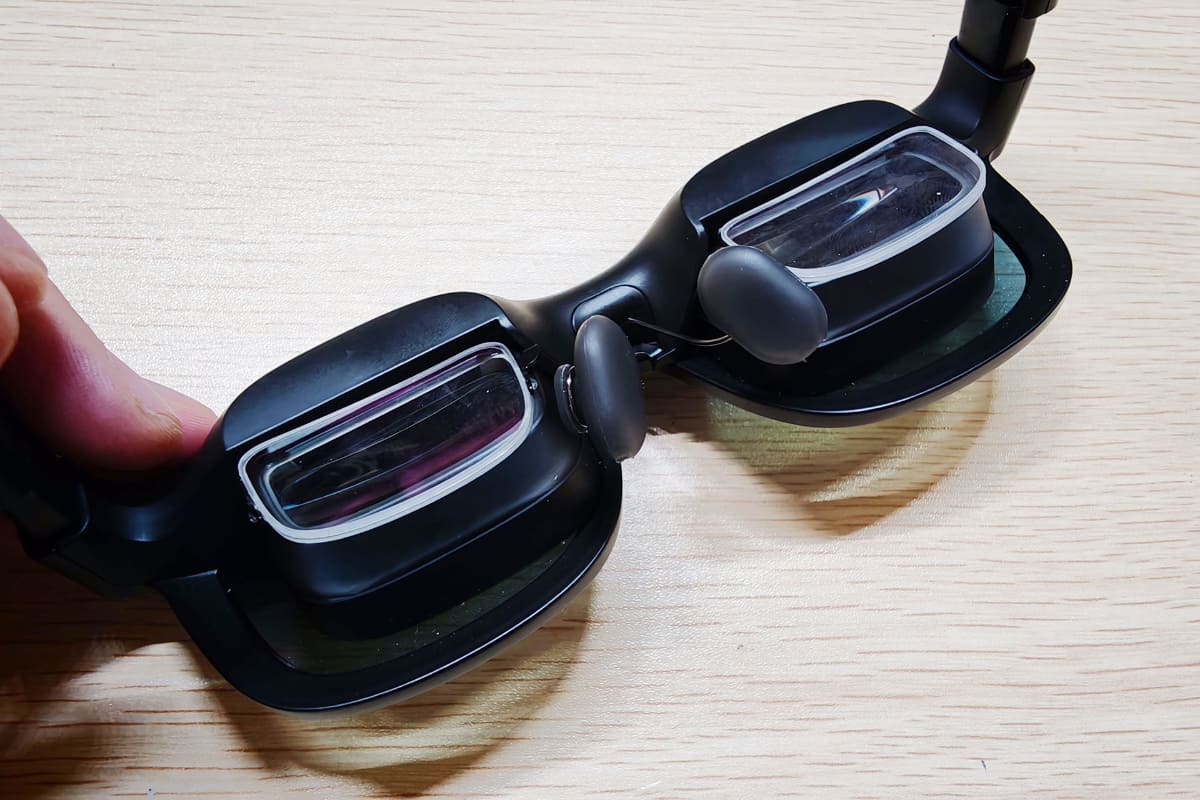 別売の補正レンズをつけて対応する形に変更
