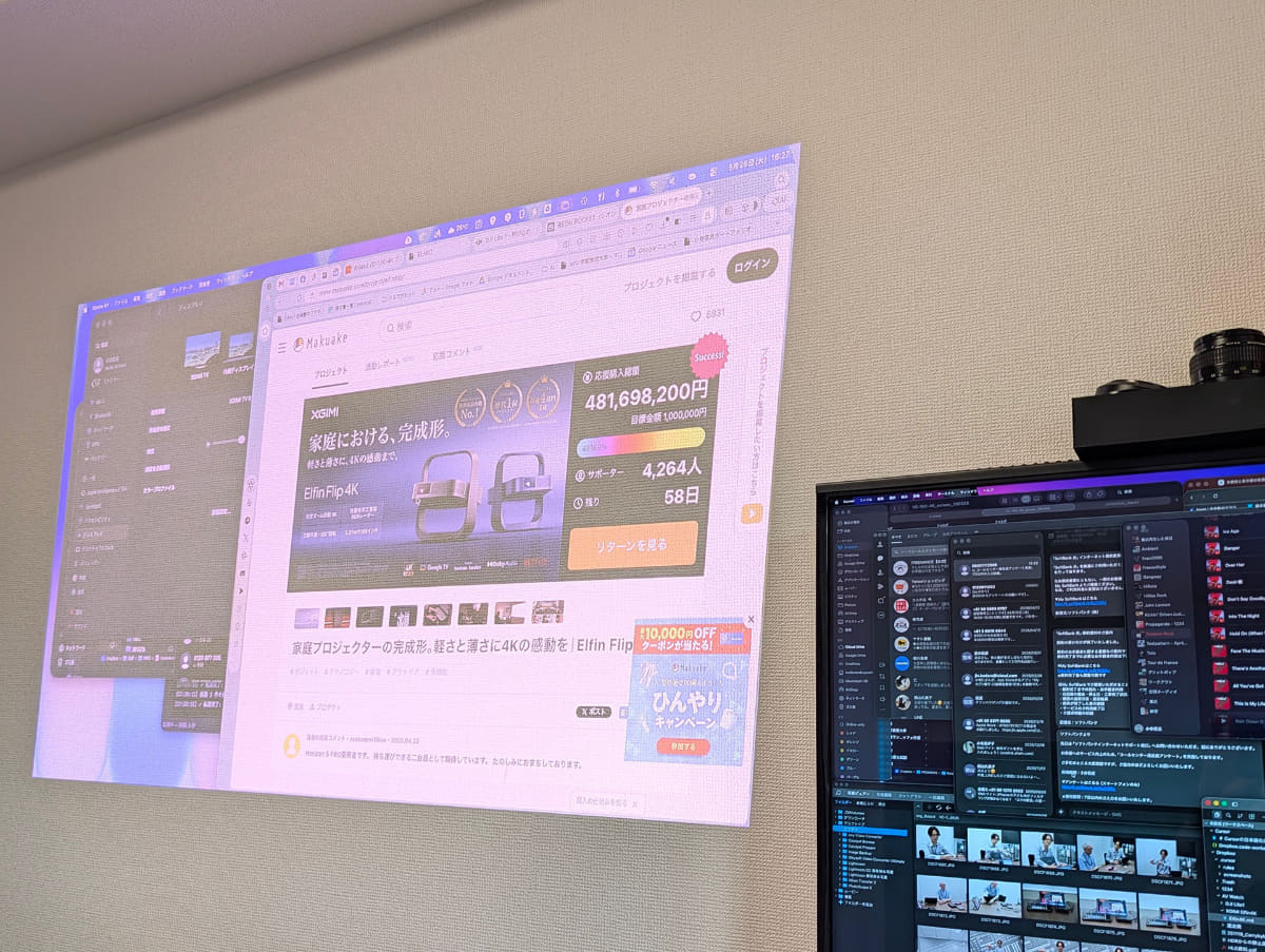 昼間、部屋の明かりも付いているが、手前のPCモニタと遜色ない輝度で表示できる