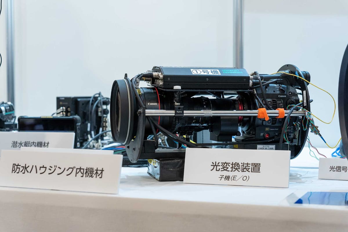 カメラ上部にマウントされているのは光変換装置(子機)。撮影した8K映像とカメラ・レンズ制御信号を多重化し、光ケーブル1本で出力する