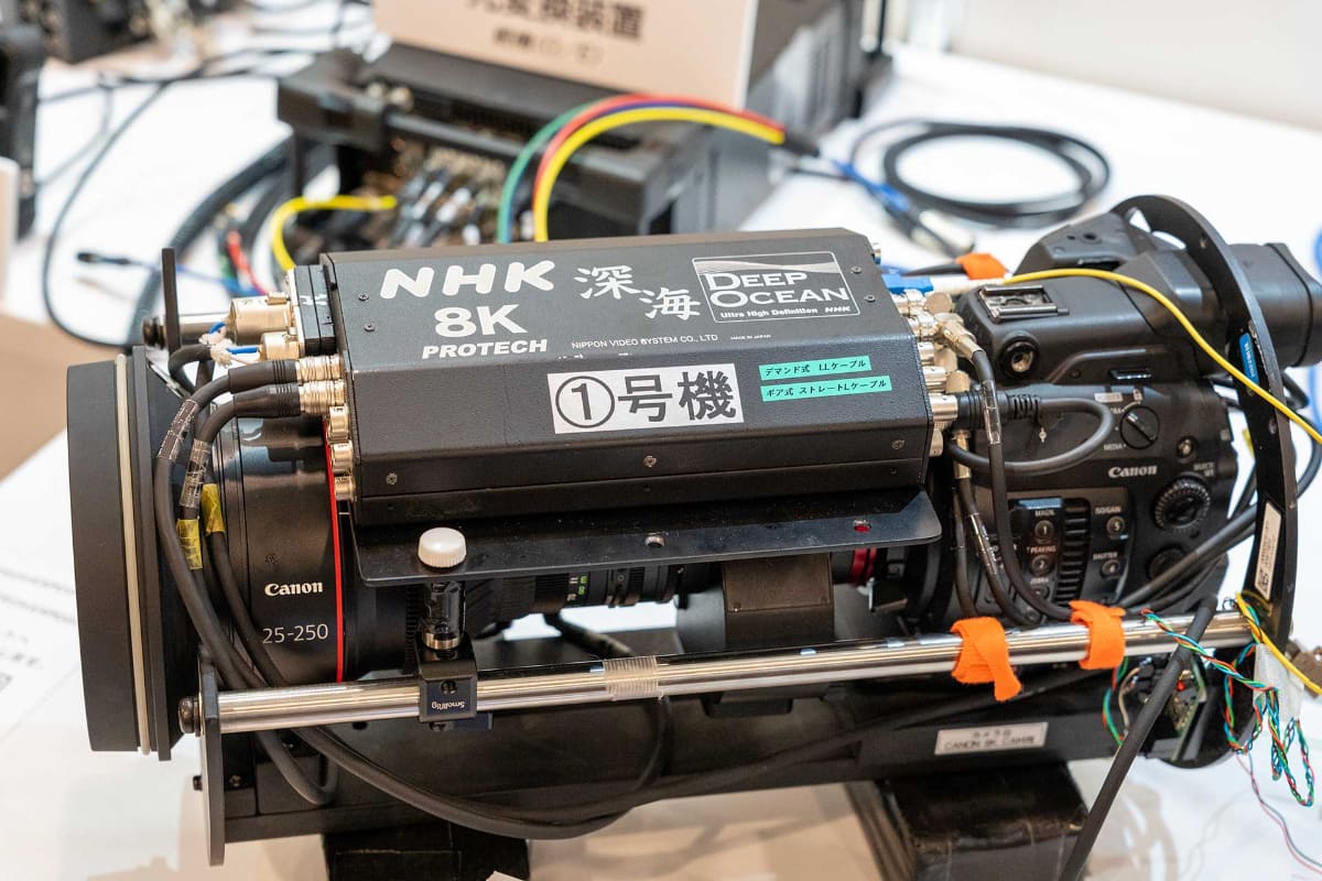 カメラ上部にマウントされているのは光変換装置(子機)。撮影した8K映像とカメラ・レンズ制御信号を多重化し、光ケーブル1本で出力する