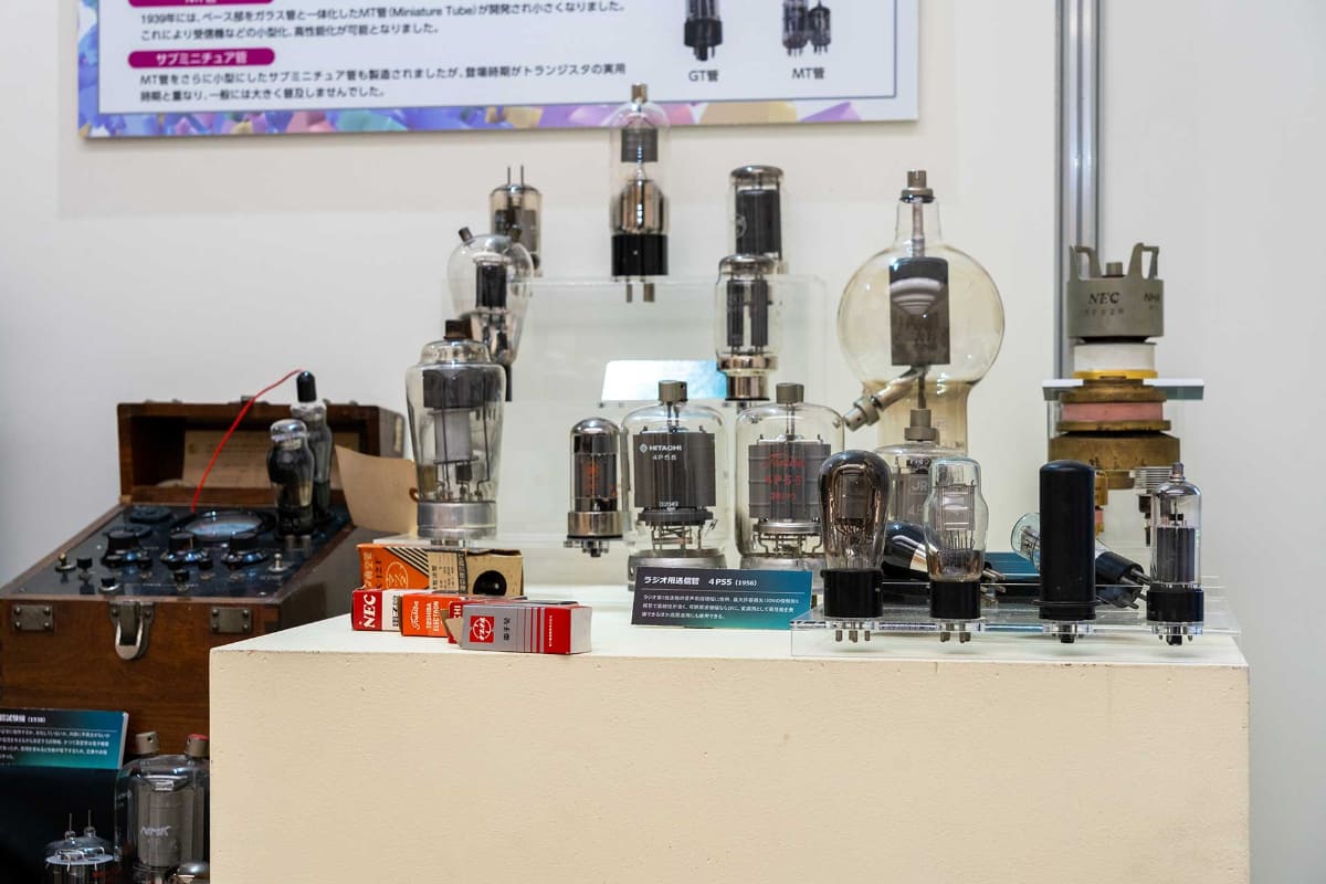 放送の発展を支えた真空管の展示も