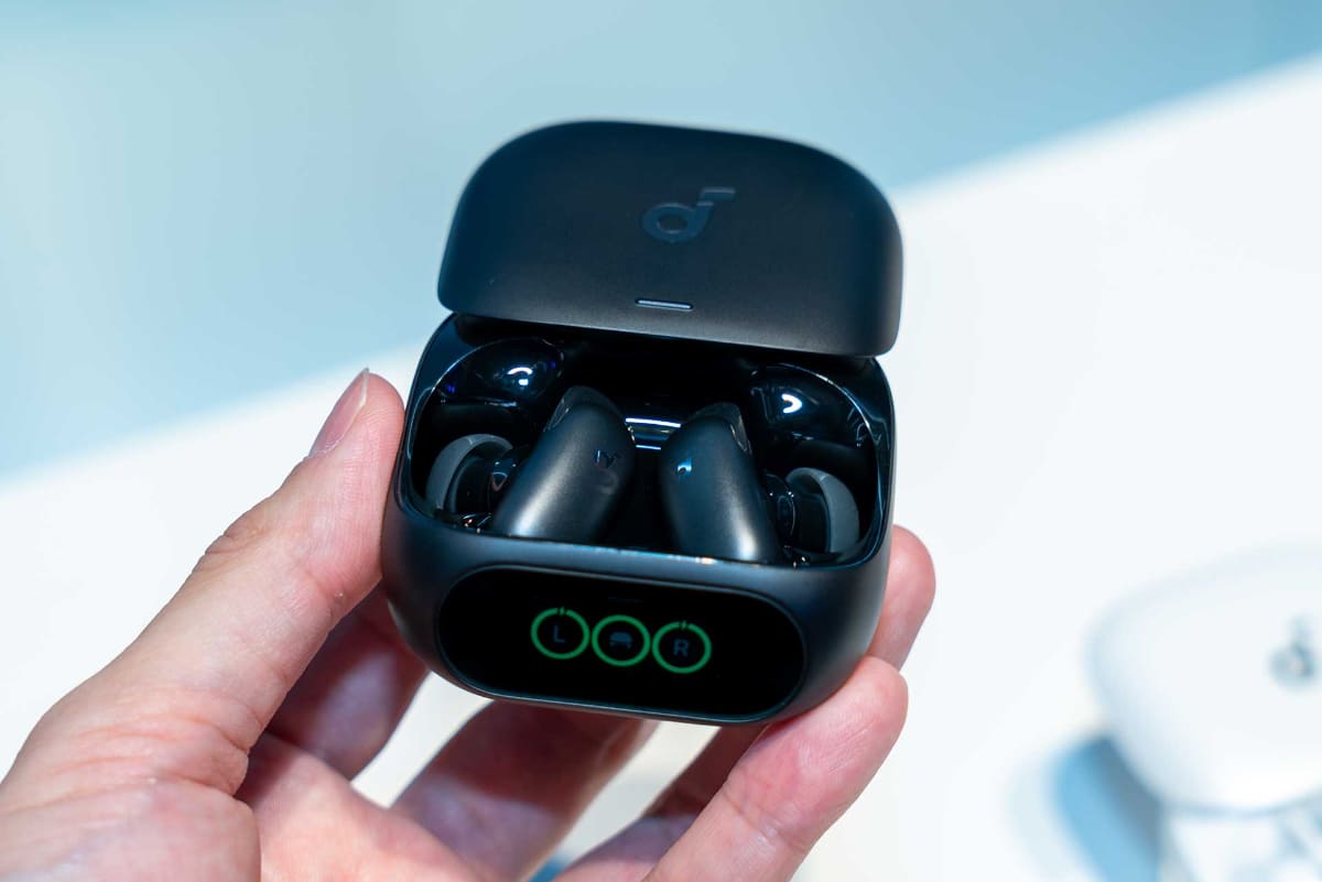 「Soundcore Liberty 5 Pro」はケース側面にディスプレイを搭載