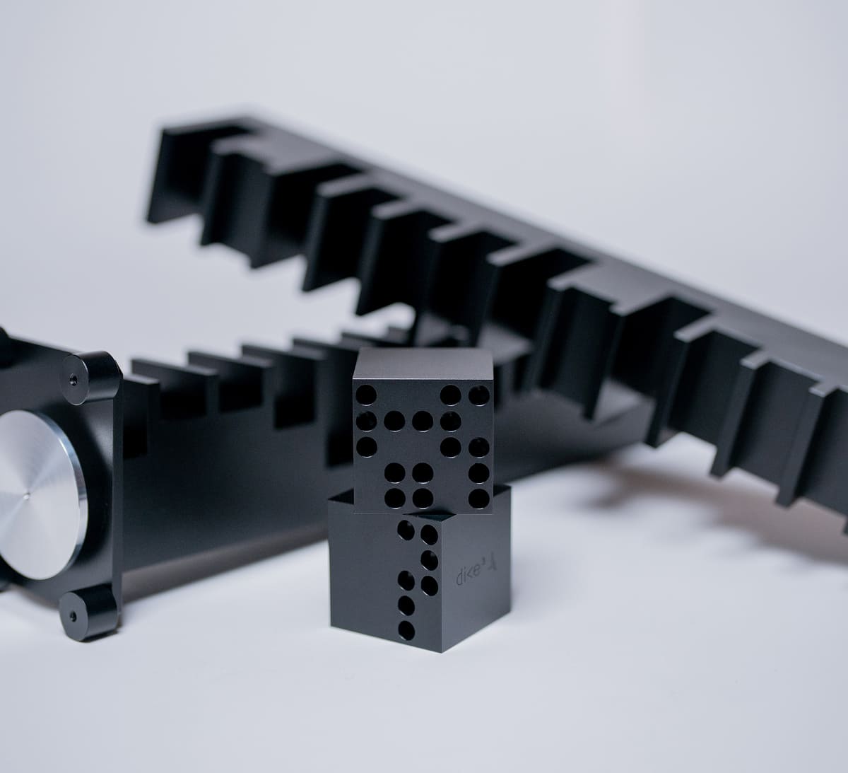 キューブ型の「Dice Cube J」と、タワー型の「Cubit J」