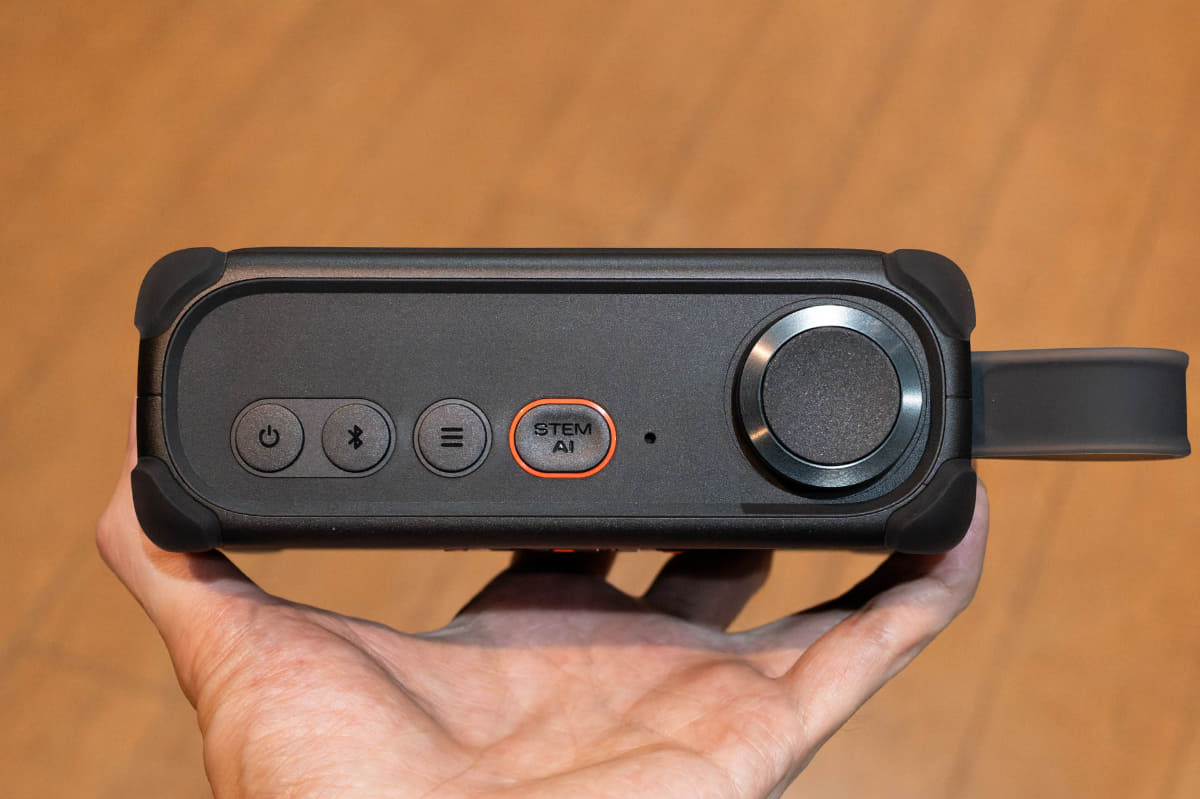 シンプル極まりない操作部。電源オフ時は表示画面が隠れているのもカッコいい