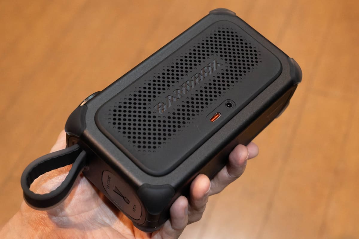 背面にUSB Type-C端子と3.5mmヘッドフォン端子。USBは充電だけでなく、オーディオインターフェースとしても動作する