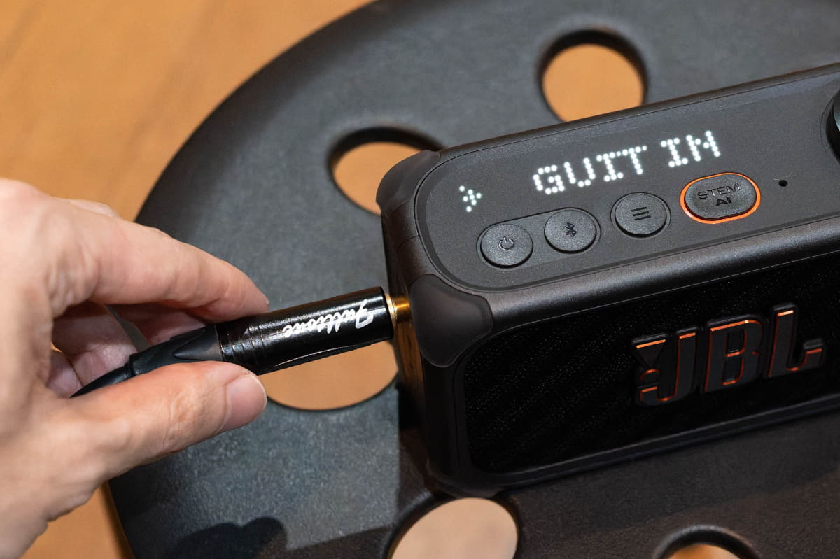 ギターのシールドを接続。「GUIT IN」の状態で使う。ボーカルマイクを使う場合は「MIC IN」を選択