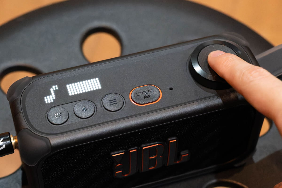 スピーカーとしての操作はごくシンプル。普通のBluetoothスピーカーと同じようにペアリングするだけだ。音楽再生中にダイヤルを回すと音量が変わる
