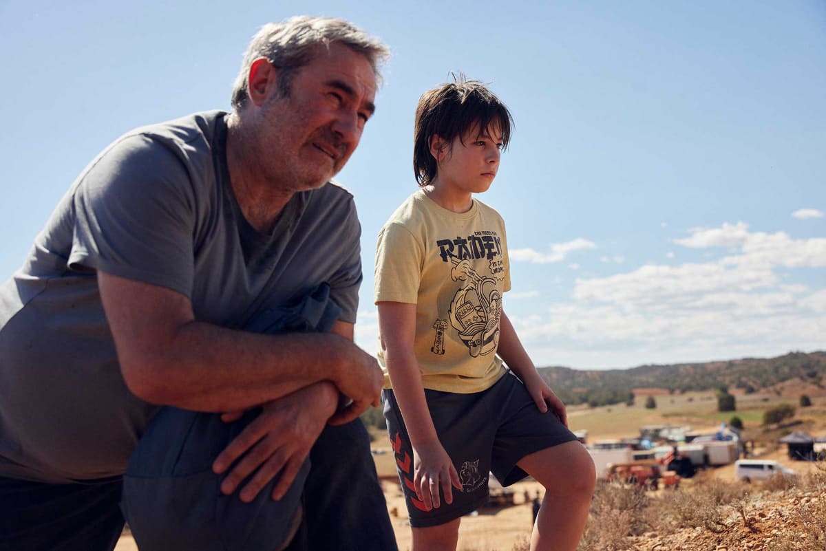 <span class="fnt-70">(C)2025 LOS DESERTORES FILMS, A.I.E., TELEFÓNICA AUDIOVISUAL DIGITAL, S.L.U.,FILMES DA ERMIDA, S.L., EL DESEO DA, S.L.U., URI FILMS, S.L.,4A4</span>