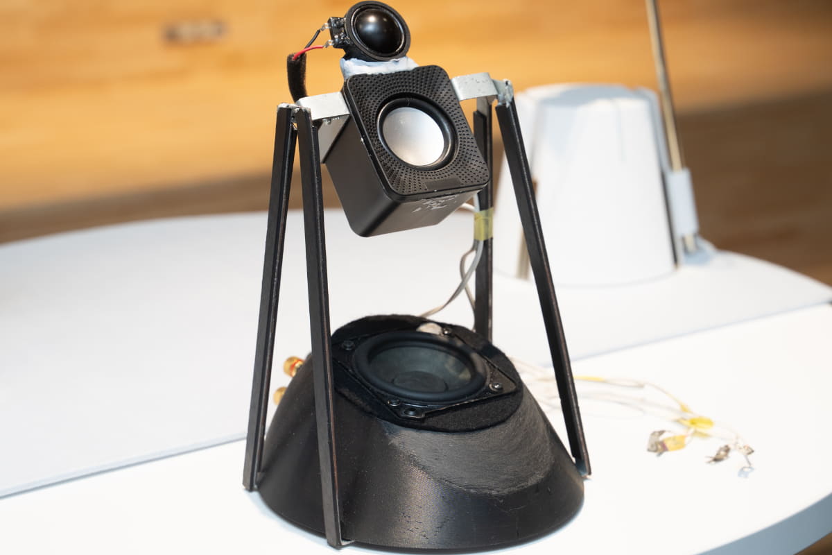 斜め上を向いたウーファーの上に、ヤグラを作り、そこにツイーターを搭載した実験機(写真はミッドレンジを加えた3ウェイタイプ)
