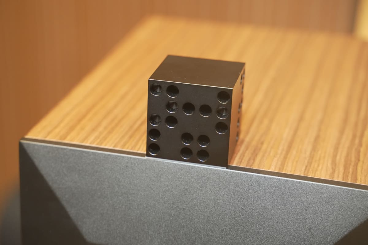 スピーカーから放射される音自体を改善させるという、TAKTの放射特性調整器「Dice Cube J」