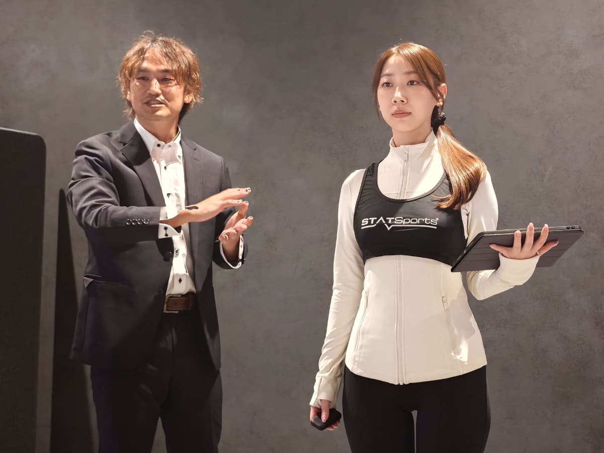 体に装着するセンサー。背中にセンサー本体を入れて使うが、センサーは非常に軽量で、選手のパフォーマンスを妨げない