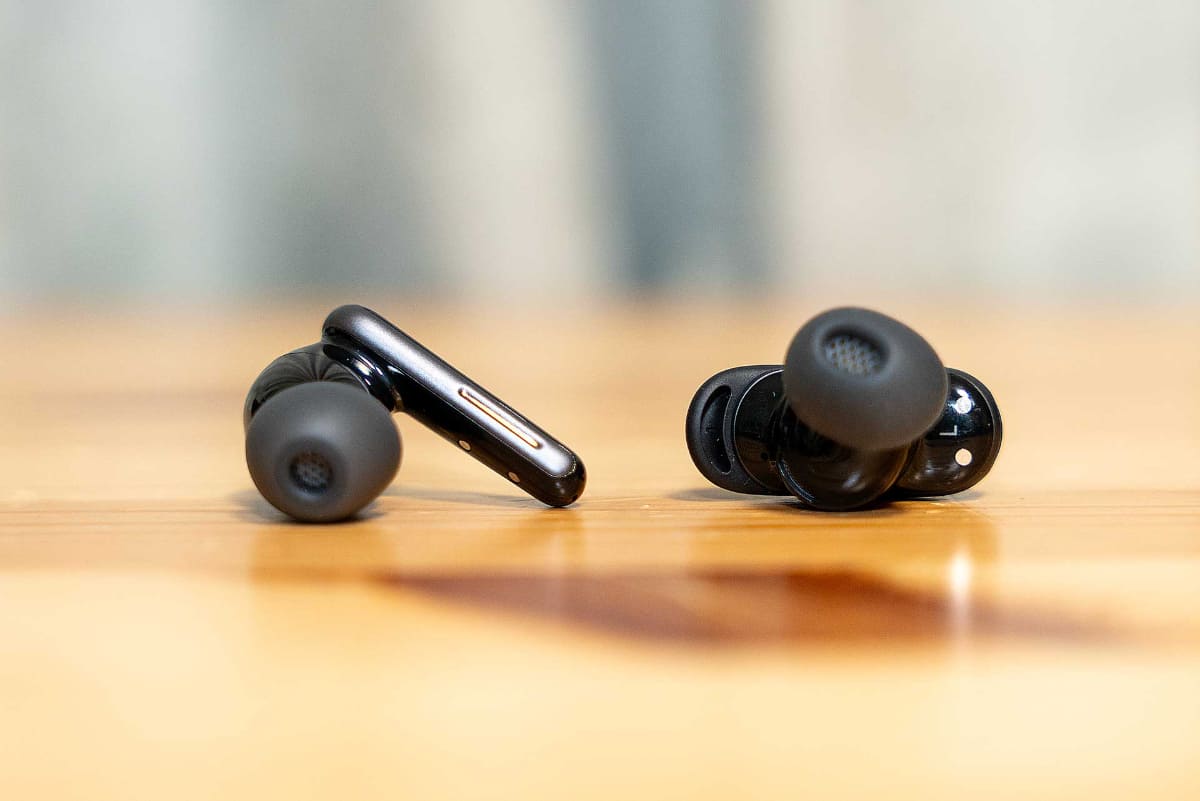 左が「Soundcore Liberty 5」、右が「Soundcore Liberty 5 Pro Max」のイヤフォン。カナル型構造は変わらないが、スティック型ではなくなった